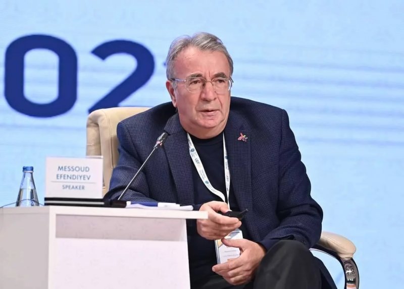 Professor Məsud Əfəndiyev konfransda çıxış edir