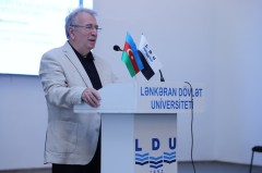 Professor Məsud Əfəndiyev Lənkəran Dövlət Universitetinin kürsüsündə çıxış edir