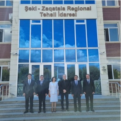 Şəki-Zaqatala Regional Təhsil İdarəsinin binası qarşısında professor Məsud Əfəndiyev və görüş iştirakçıları