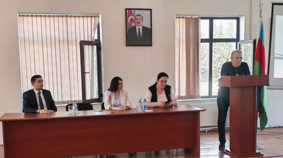Professor Məsud Əfəndiyev Zərifə Əliyeva adına liseydə müəllimlər qarşısında çıxış edir