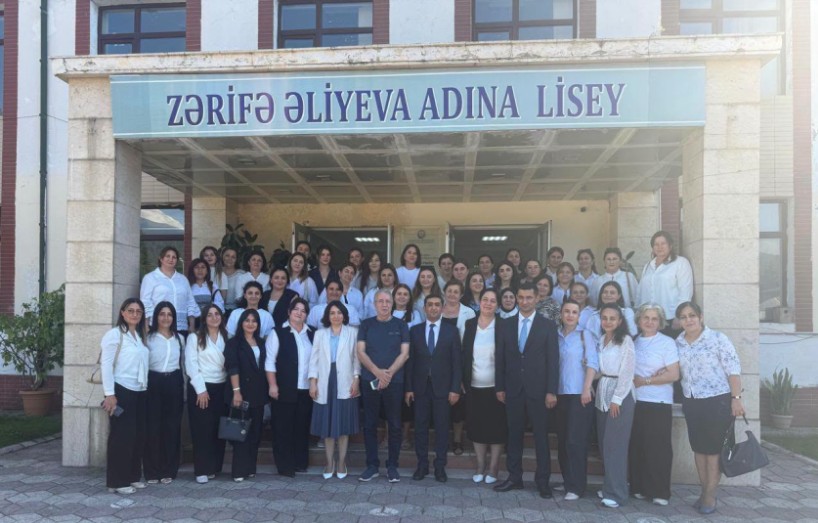 Professor Məsud Əfəndiyev və müəllimlər Zərifə Əliyeva adına liseyin binası qarşısında