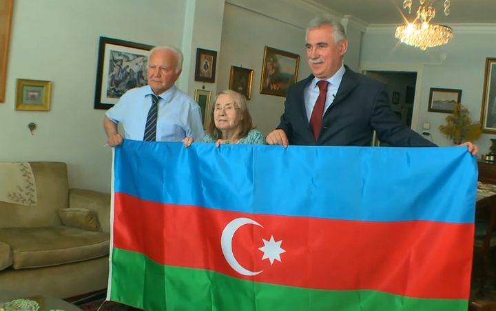 Ali bey Huseynzade, Teymur Rzayev — presentation of the Azerbaijani flag